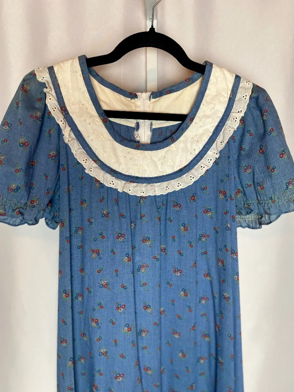 Vintage Womenʻs Light Blue Short Sleeve Prairie Style Floral Hawaiian Muʻumuʻu - Picture 2 of 15